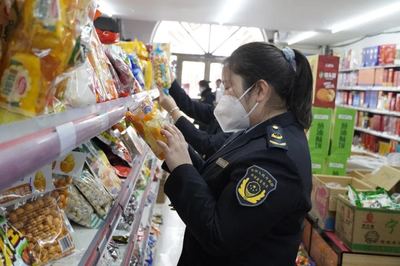 新春走基层】哈巴河:开展节前市场检查 保障群众平安过大年